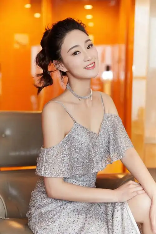 侯梦莎出席品质盛典时尚优雅尽显别样韵味