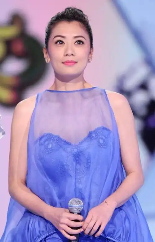 贾静雯豁出去了!穿花苞裙长度只到大腿,坐下用矿泉水瓶遮挡