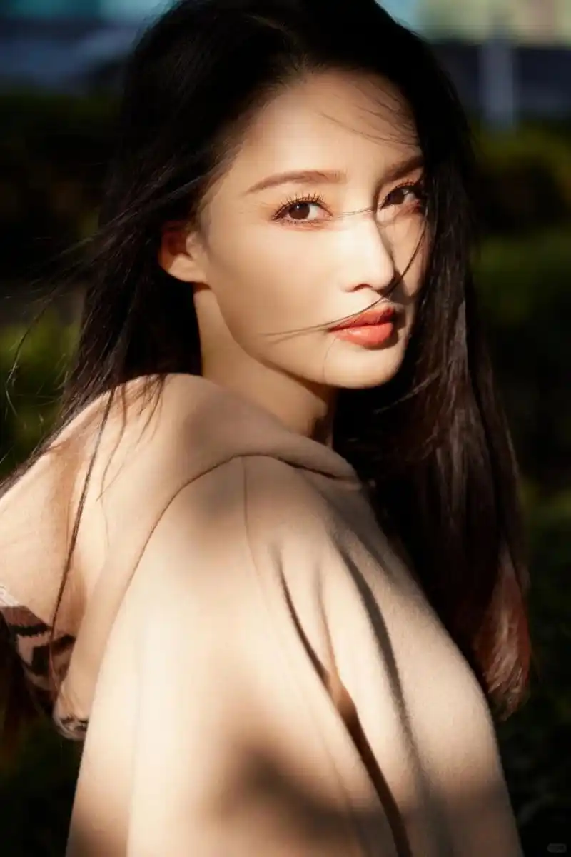 清冷却又拥有神秘美的女人  为何李沁的方脸与众不同?