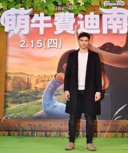 低温6度也不怕 凤小岳温柔男神魅力席卷华山大草原 偷亲迷你幸运粉