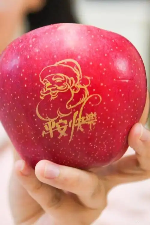 重庆街头超市上架平安果苹果印着平安快乐单颗近20元