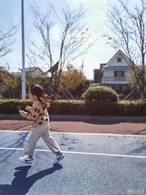 朱丹晒女儿背影照小小丹肉嘟嘟十分可爱