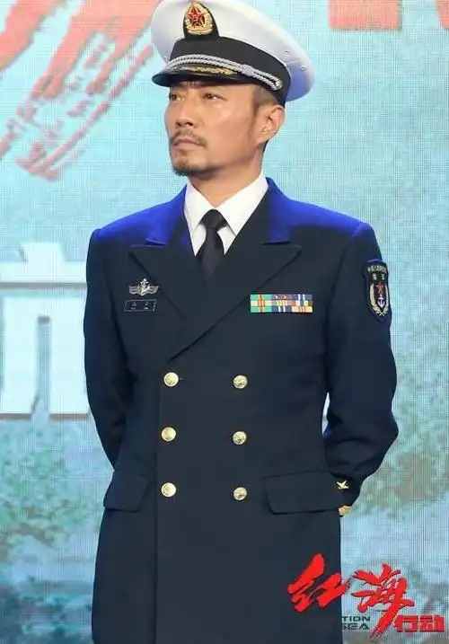 图为《红海行动》演员张涵予身着海军藏青色常服,注意看,没有军衔