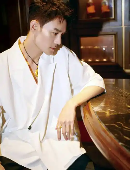 王凯简约穿搭尽显清爽帅气 - acfun弹幕视频网 - 认真你就输啦 (?ω?