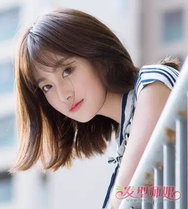女生碎发刘海后梳齐肩发发型