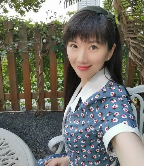 苑冉个人资料简介:女团出身,央视主持,四登春晚,如今44岁婚姻状态成谜