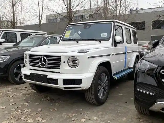 内饰方面:进口奔驰g350仪表盘采用双炮筒式设计,四幅式方向盘是奔驰