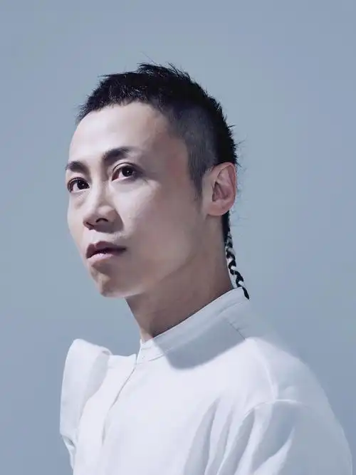 籍贯江苏省南京市,中国内地流行乐男歌手,音乐制作人,毕业于南京艺术