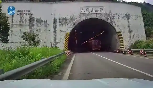 蓝山大队民警接到驾驶人唐某报警,称驾车行驶至二广高速九嶷山隧道时