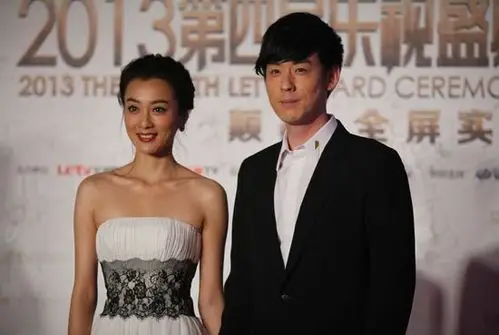 徐翠翠获荧幕情侣奖 与剧中男友刘欢浪漫牵手