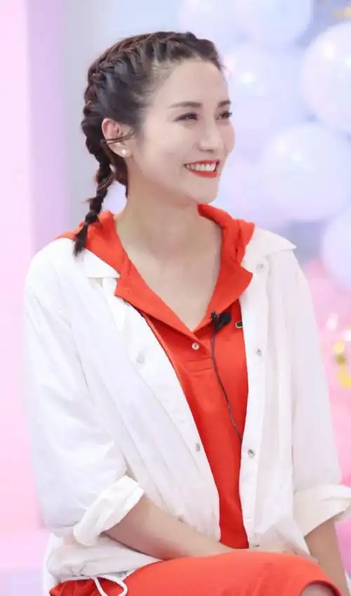 杨烁娇妻王黎雯太少女红裙配双马尾减龄显嫩同框杨烁成闺女