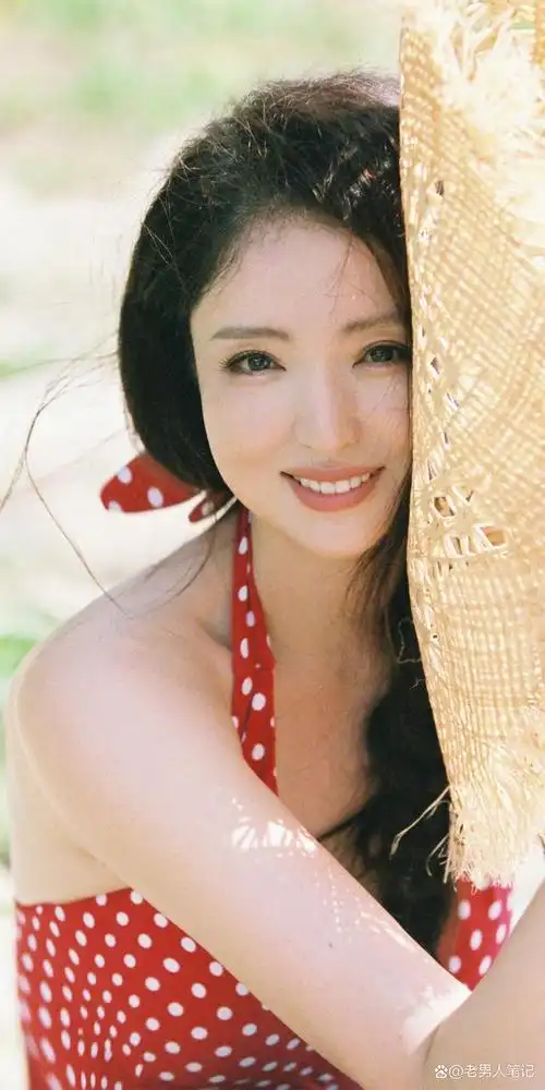 董璇,这位具有成熟柔美甜笑可人气质的女演员,最近在个人社交平台上晒