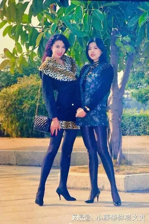 90年代两名穿着时尚的女孩在东莞打工时的留影这才是天然美女
