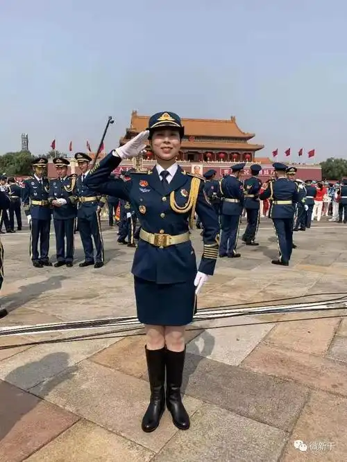 的阅兵式相比,今年联合军乐团的亮点之一就是第一排出现100名俏丽女兵