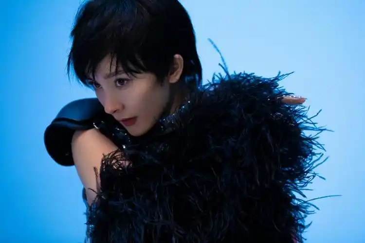 杨幂超a酷飒短发写真图片