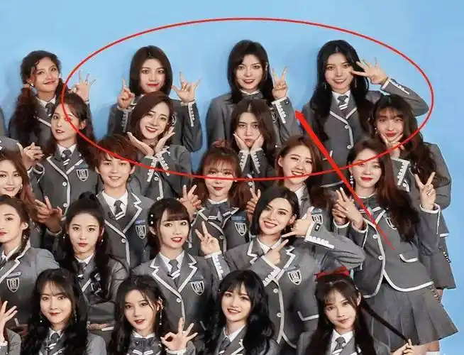 青春有你2大合照,蔡徐坤身高引热议,却没人发现四胞胎的手势_节目