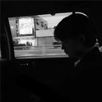 黑色系悲伤男生头像期待你对我好从不指望