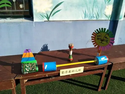 黎济寨幼儿园自制的杠铃可以锻炼幼儿上部的肌肉力量.