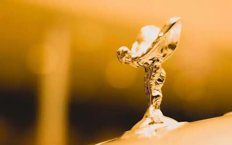 手欠掰坏劳斯莱斯小金人,小伙要赔27万?只能怪自己太年轻