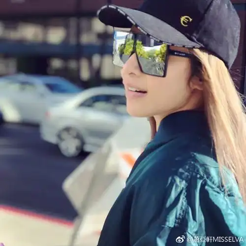 萧亚轩晒侧拍照 美颜迷人露少女般的笑容