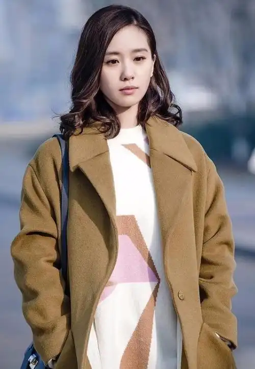 刘诗诗春晚第四次联排,穿45210元的风衣,女主气场扑面而来