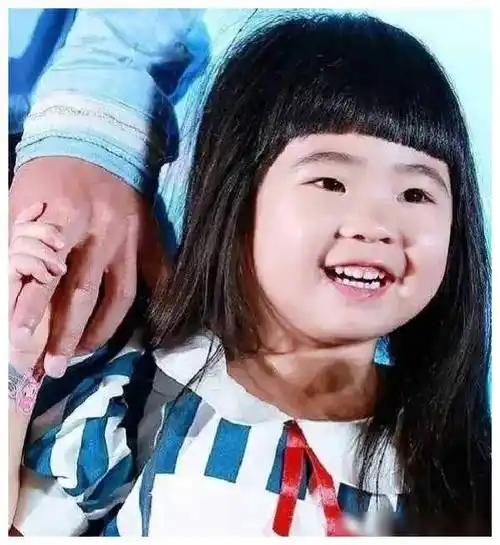 原创曹格儿女如同父母分两色哥哥阳光帅气妹妹美丽动人