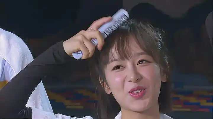 外国友人一说到丑杨紫竟拿出一把梳子惊到张一山丨少年团