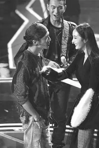 娜扎还真是个颜狗脱粉霆峰后爬墙李敏镐被球砸都挡不住犯花痴