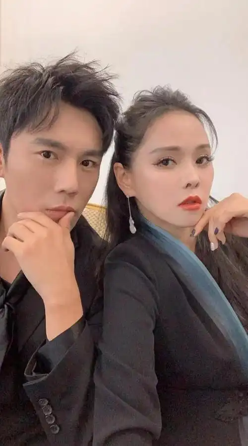 伊能静在美国陪儿子,秦昊深夜喝酒乘车送俩年轻女性回家