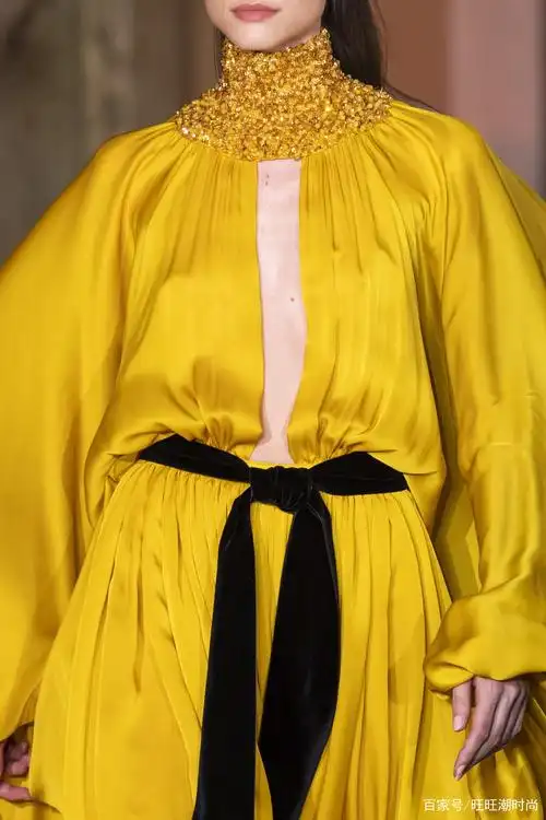 明黄色褶皱绸缎高定礼服有镂空设计,高领亮片点缀在领口,公主宽大袖口