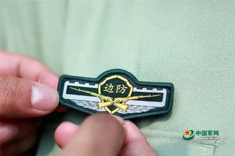 特区的武警官兵换上新"标识"