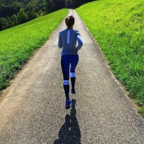 很快地,朱某带上耳机,一边听音乐,一边在旁边的一座公园跑步.