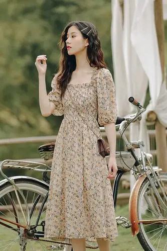 长裙子仙女超仙森系法式复古方领泡泡袖雪纺赫本风碎花连衣裙女夏