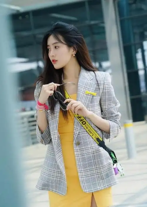 嫩小桃王梓薇小短裙亮相变身时髦长腿精