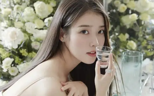 iu李知恩性感迷人写真桌面壁纸