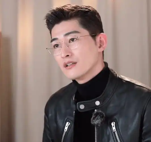 张翰嘴巴留有胡渣!告别白净小生后,脸上多了几分男人味道