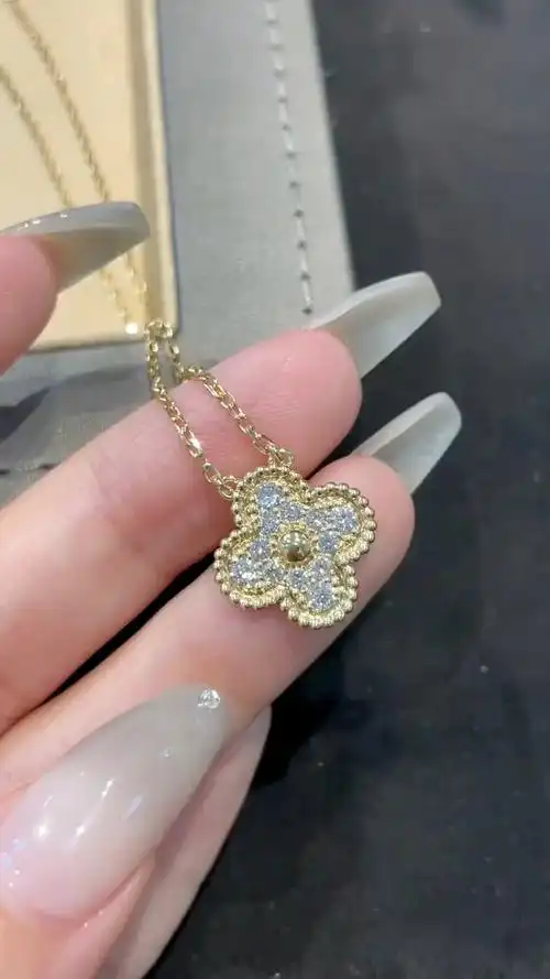 梵克雅宝 四叶草满钻项链#项链#高端轻奢饰品#同城-度小视