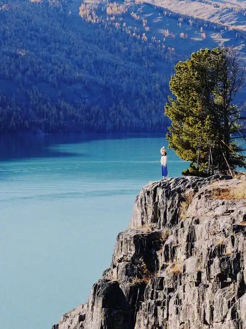 坐在悬崖边有一种在世界尽头发呆的感觉