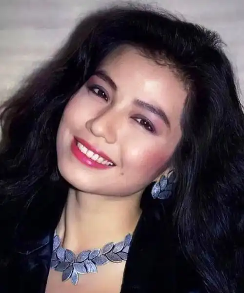 钟楚红,上世纪八十年代到九十年代香港最红的女影星之一,在影视圈曾