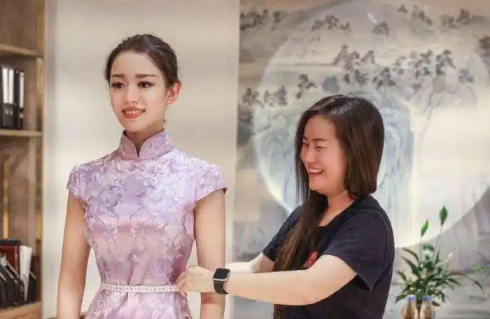 差别一目了然,难怪郎朗爸妈看不上她_巩新亮_弹钢琴_吉娜