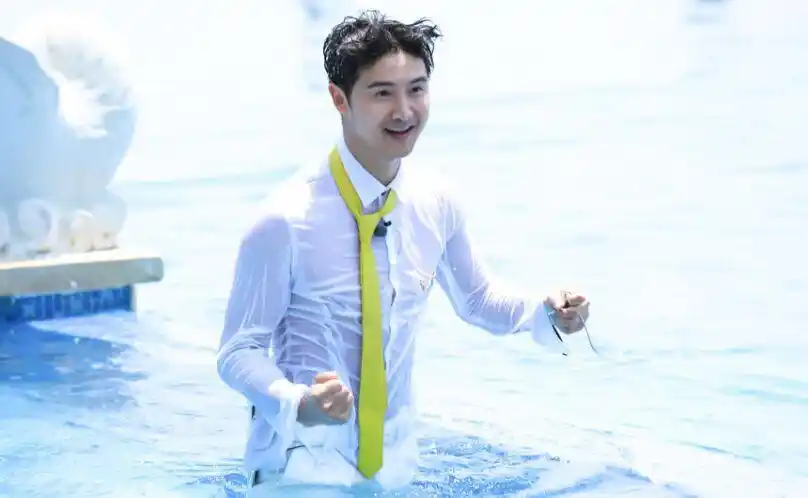 前运动员田亮奔四仍小清新 入水湿身功力不减