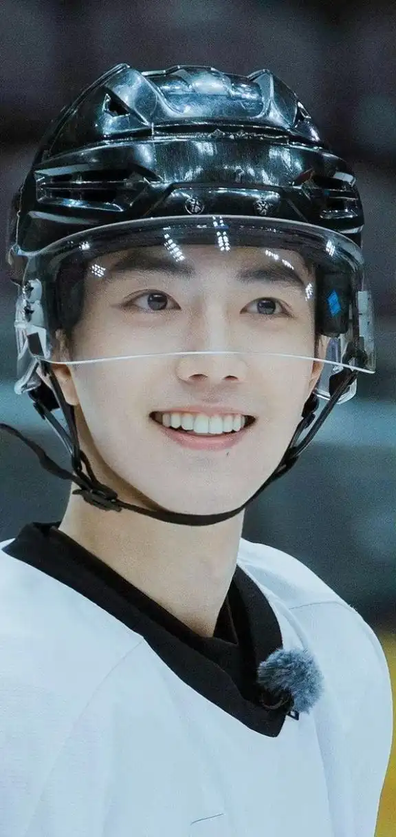 "冰球小王子"肖战来啦.冰球服简直和肖战太适配了! #肖战