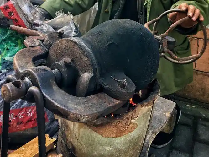 老人们都记得70,80年代,在城乡各地常常看见一些从事爆米花的手艺人