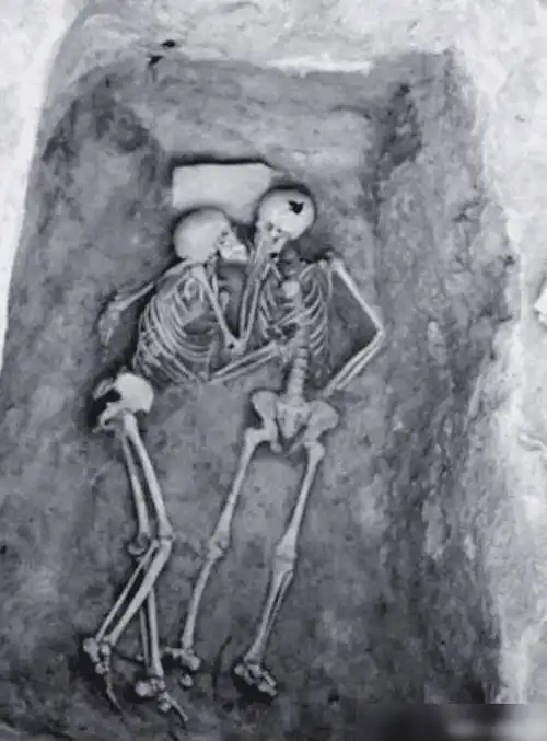 情侣死前深情拥吻,这一吻持续了2800年,引无数后人感叹