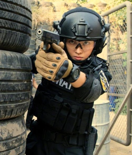 开朗爽快,不拘小节,很有女英雄的豪爽气,所以在《特警队》里饰演飒爽