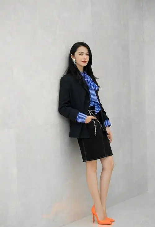 姚晨穿黑色西装内搭蓝色衬衫,职场范十足,你喜欢这样的穿搭吗?