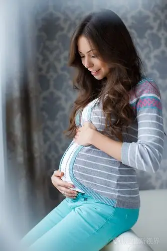 孕妇抚摸肚子大了的手照片-正版商用图片1m43ey-摄图新视界