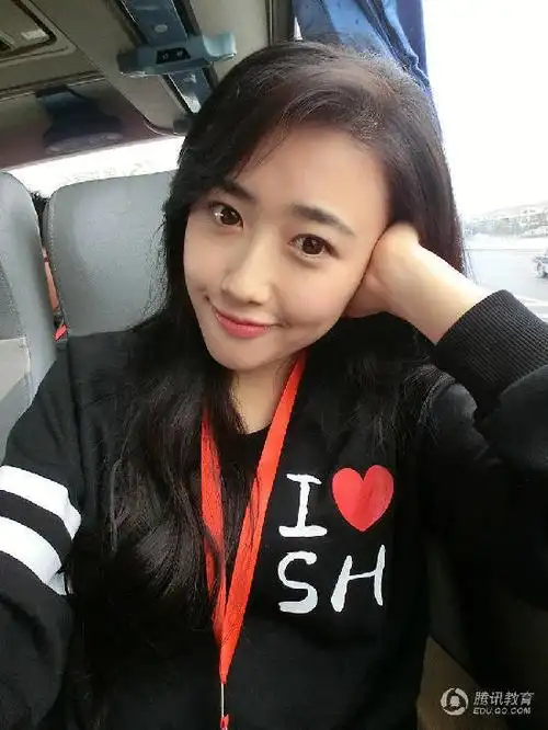 "人大女神"康逸琨生活照.