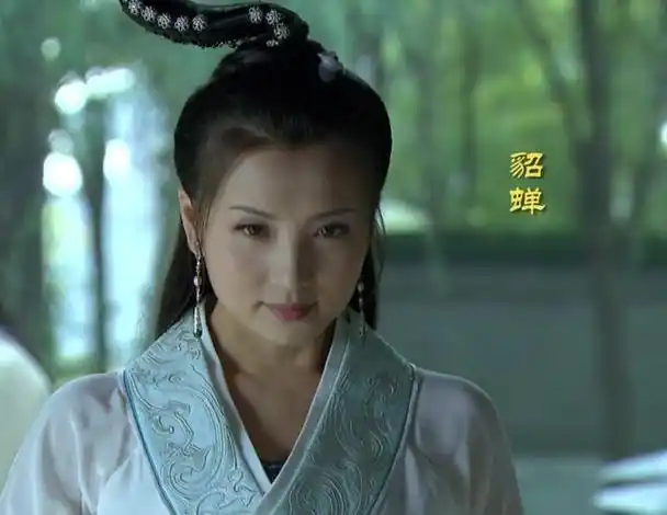 她们扮演的貂蝉就像是从散发着墨香的《三国演义》古卷本中走