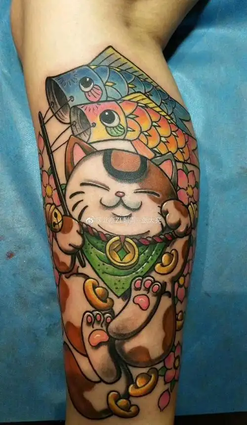 招财猫纹身图片_腿部新传统纹身图案